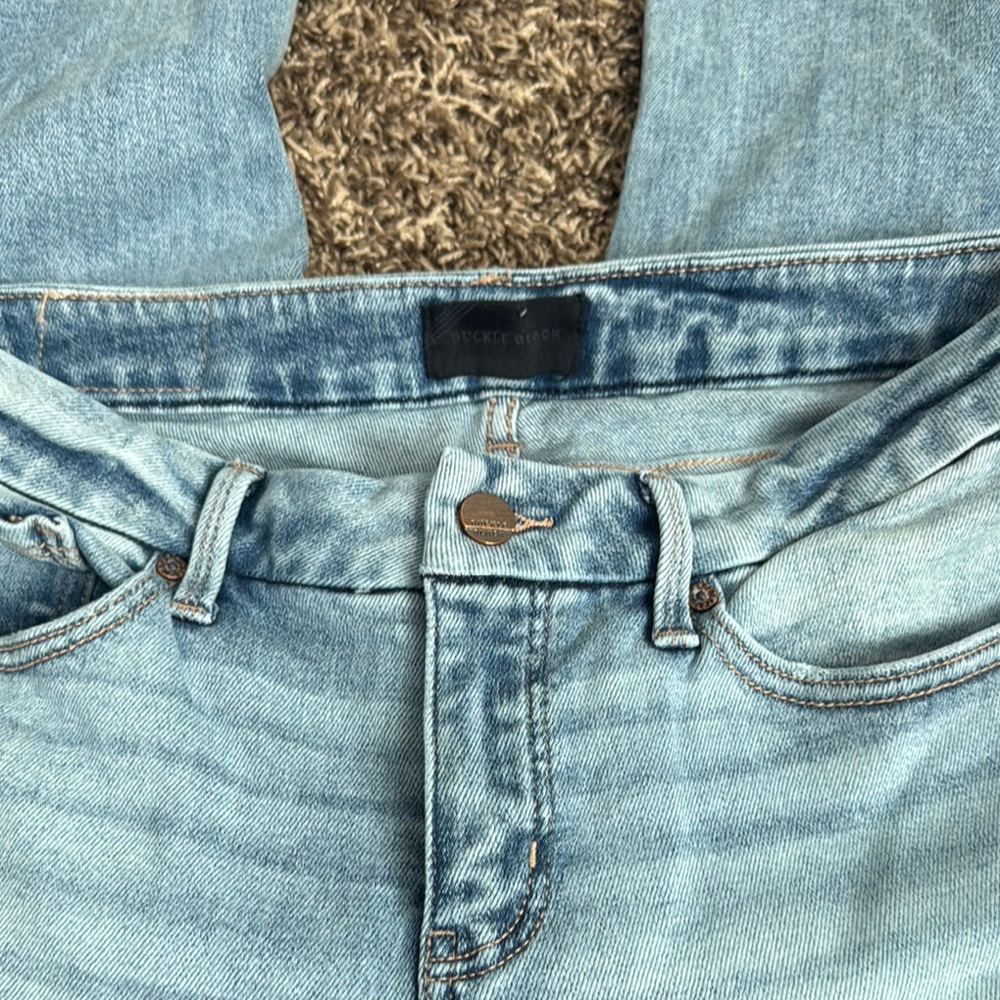Buckle Black Light Blue Flare Jeans Sz 28